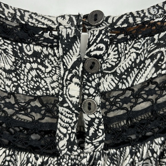 Lucky Brand Cold Shoulder Black and White Crochet Top Women’s Size Small - Picture 11 of 12